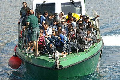 La Guardia Civil traslada a un grupo de inmigrantes interceptados al sur de Fuerteventura el 20 de septiembre.