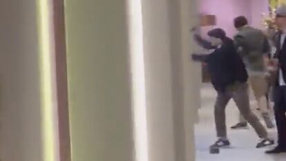 Captura de una imagen de vídeo en la que se ve a uno de los atracadores golpeando la vitrina en la que estaban las joyas robadas.