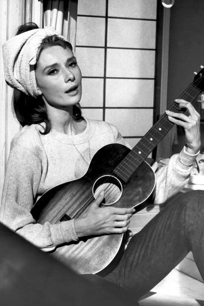 Audrey Hepburn fue una de las divas de Hollywood que marcó estilo gracias a su vestuario en clásicos como Desayuno con Diamantes, Vacaciones en Roma o Cómo robar un millón. Sus tocados a modo de turbante, casquete o sombrero eran su sello de identidad.