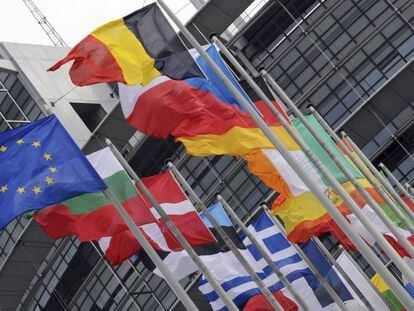 Banderas de países miembros de la UE frente al Parlamento Europeo en Estrasburgo. 