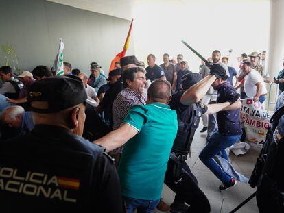 Decenas de manifestantes intentan entrar a la fuerza en la Delegación Territorial de la Junta de Castilla y León en Salamanca durante una concentración de ganaderos.