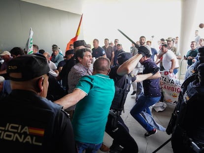 Decenas de manifestantes intentan entrar a la fuerza en la Delegación Territorial de la Junta de Castilla y León en Salamanca durante una concentración de ganaderos.