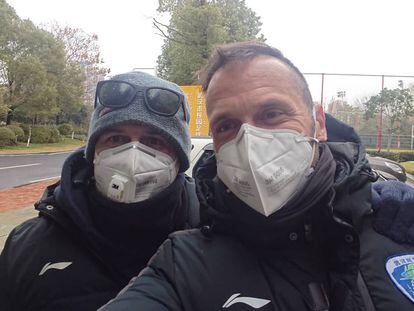 Oliver Cuadrado (derecha) y Pedro Morilla, en un 'selfie' en las instalaciones del Wuhan Shangwen.