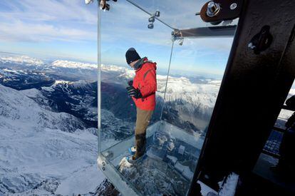 En el mirador instalado en la cabina superior del teleférico de la Aiguille du Midi, a 3.842 metros de altitud, en los Alpes franceses, uno puede poner a prueba su miedo a las alturas. Inaugurado en diciembre de 2013, este vertiginoso cubículo tiene cristales de 12 centímetros de grosor que pueden soportar vientos de hasta 220 kilómetros por hora. Debajo de los pies se despliega un imponente paisaje alpino, que incluye el Mont Blanc.