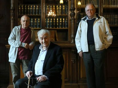 De izquierda a derecha: Hugo Mujica, Antonio Gamoneda y Marco antonio Campos.