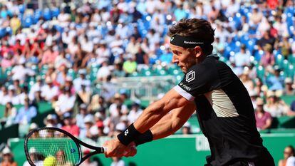 Ruud golpea de revés durante la semifinal contra Djokovic en el Montecarlo Country Club.