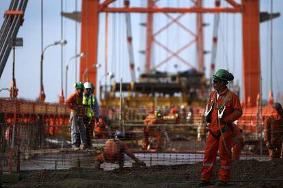 Operarios de la brasileña Odebrecht trabajan en la construcción del Puente Continental, en la Amazonía peruana.