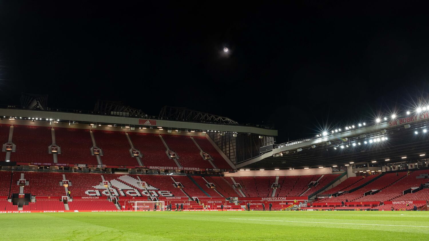 Interior vacío del estadio de Old Trafford, en Mánchester.