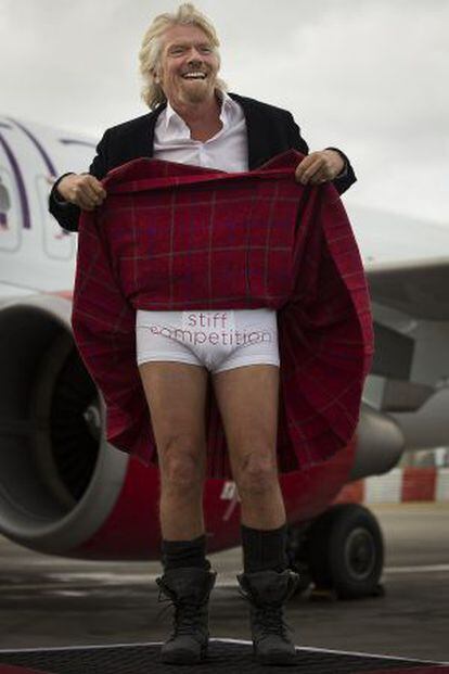 Richard Branson, a su llegada a Edimburgo en el vuelo inaugural de su línea Virgin Atlantic desde Londres, luce sus calzoncillos en los que puede leerse: “Dura competencia”.