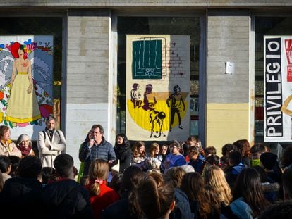 Presentación del mural ‘Todos somos iguales’, realizado por 400 estudiantes de colegios de Vallecas y ubicado en la estación de Renfe de Entrevías, en diciembre de 2023.