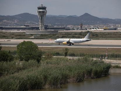 Un avión en el aeropuerto de El Prat, cerca de la laguna de La Ricarda, espacio protegido por la Red Natura 2000.