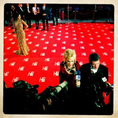 Antonio Banderas y Melanie Griffith atienden a los medios a su llegada a la gala de los Premios Goya.