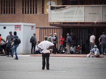 Un grupo de temporeros esperan entrar en el recinto ferial de Lleida.