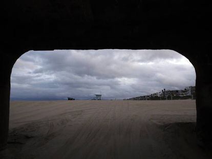 Una playa totalmente vacía por las medidas de aislamiento que se han dictado en California. 