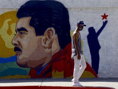 Un mural de Nicolás Maduro en una calle de  la ciudad de Guacara, en el norte del Venezuela, el pasado 2 de diciembre.