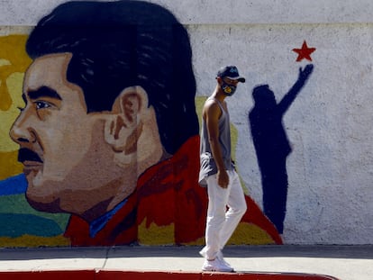 Un mural de Nicolás Maduro en una calle de  la ciudad de Guacara, en el norte del Venezuela, el pasado 2 de diciembre.