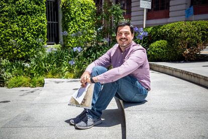 Juan Manuel de Hoz, argentino nieto de exiliados españoles, con los documentos de sus trámites para obtener la ciudadanía española.