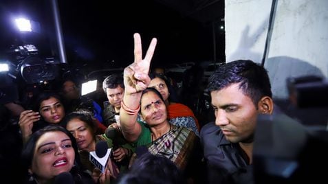 Asha Devi, la madre de Nirbhaya, celebra la ejecución de sus violadores y asesinos, este viernes en Nueva Delhi. En vídeo, varias personas celebran la condena.