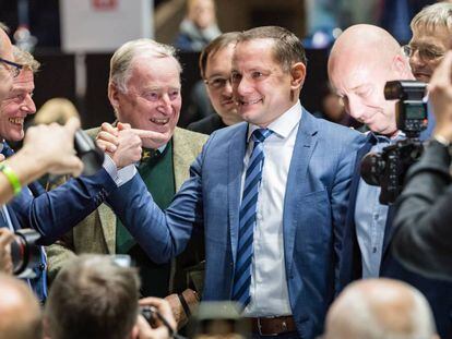 Tino Chrupalla, en el centro, de azul, recibe la felicitación de miembros de Alternativa para Alemania, tras ser elegido copresidente del partido de ultraderecha en el congreso de Braunschweig.