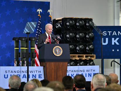 El presidente de Estados Unidos, Joe Biden, durante un discurso en una planta de Troy (Alabama) que fabrica armamento en parte destinado a Ucrania, el pasado 3 de mayo.