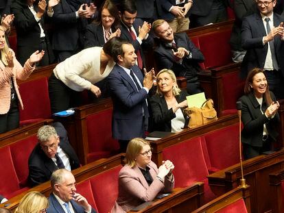 Los parlamentarios de extrema derecha aplauden tras la votación de un proyecto de ley de inmigración en la Asamblea Nacional francesa en París, este lunes.
