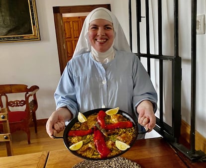 Sor Myryan de Nazaret con su paella casera. J.C. CAPEL