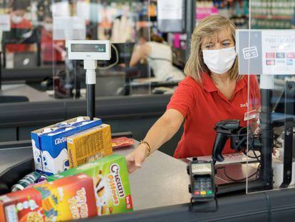 CC OO pide subir hasta un 20% el salario base en los supermercados