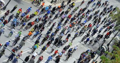 Una vista de la manifestaci&oacute;n de bicicletas desde las torres de Serranos en Valencia.