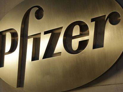 Logo de la farmacéutica Pfizer en su sede en Nueva York