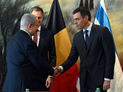 Pedro Sánchez saluda a Benjamin Netanyahu durante su visita a Israel el 24 de noviembre.