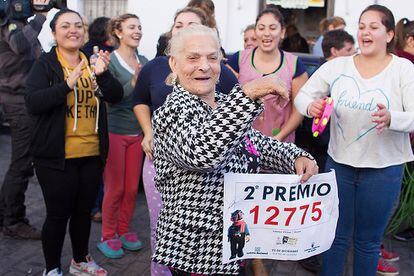 Vecinos de la localidad sevillana de Osuna, celebran el segundo premio de la lotería de Navidad, el 22 de diciembre de 2015.