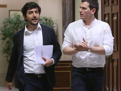 Antonio Roldán (izquierda) y Rivera, en el Congreso en 2016.