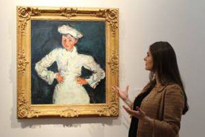 Una mujer observa la obra "El pequeño pastelero" de Chaïm Soutine, que se subastó por 18 millones de dólares en una venta de arte impresionista y moderno celebrada por la casa Christie's este 8 de mayo, en Nueva York (EE.UU.).