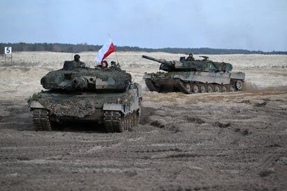 Tanques Leopard 2 de las fuerzas armadas de Polonia, el pasado noviembre durante unas maniobras en Nowa Deba.