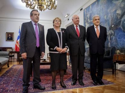 De izquierda a derecha, Eduardo Frei, Michele Bachelet, Ricardo Lagos y Sebasti&aacute;n Pi&ntilde;era, en 2015.