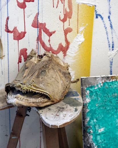Una cabeza de pescado reina en el estudio de Barceló en Farrutx.