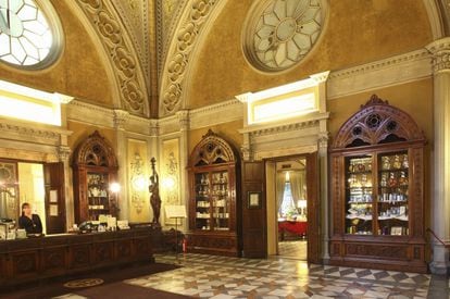 En la secuela de 'El silencio de los corderos', el psicópata Hannibal Lecter se refugia en la ciudad renacentista donde vive apacibles días entre Piazza della Santísima Annunziata, la antigua farmacia de Santa Maria Novella (en la foto) y los cafés de la Piazza della Signoria.