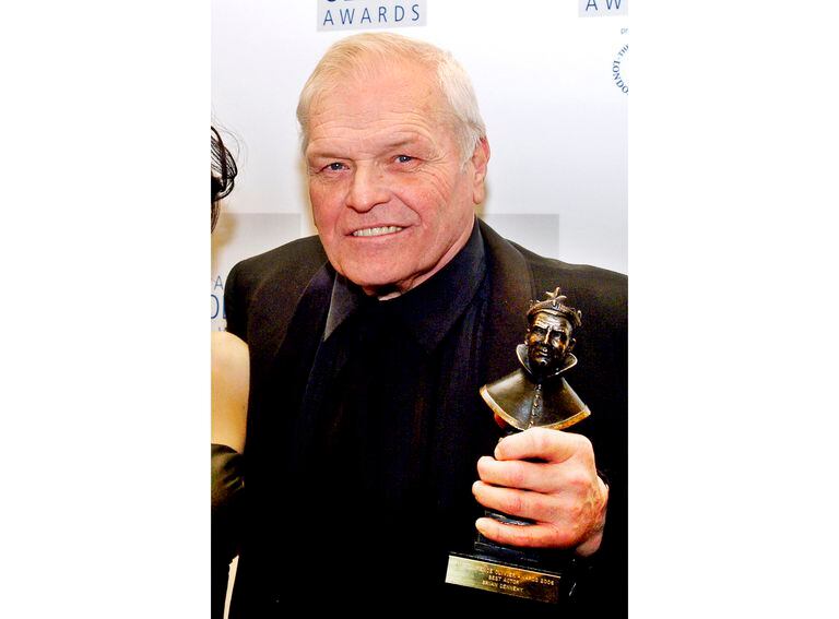 Brian Dennehy, con su premio Laurence Olivier en 2006.