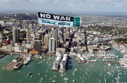 Imagen de una gran pancarta de Greenpeace en laque se puede leer "no a la guerra, paz ahora", sobre el puerto de Waitemata en Auckland, Nueva Zelanda.