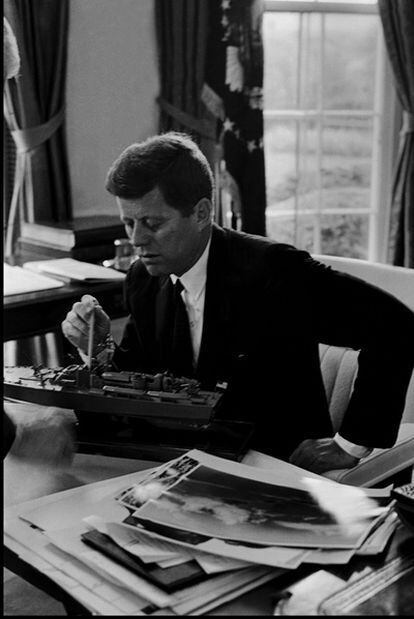 El presidente John F. Kennedy (1917-1963) fotografiado en junio de 1961 con una maqueta del PT 109