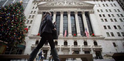 Una transeúnte pasa este jueves ante la sede de la Bolsa de Nueva York.