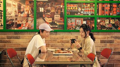 Dos clientas en el restaurante Hong Kong 70, en el madrileño barrio de Usera (Madrid).