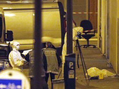 Expertos forenses y policías examinan pruebas en el edificio de Charlie Hebdo.