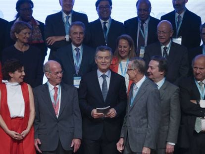 Mauricio Macri (centro), rodeado por representantes del T20 en Buenos Aires.