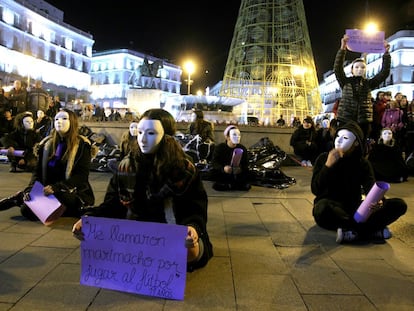 Varias jóvenes protestan contra la violencia machista en la Puerta del Sol de Madrid, en el Día Internacional para la Eliminación de la Violencia contra las Mujeres, en 2015.