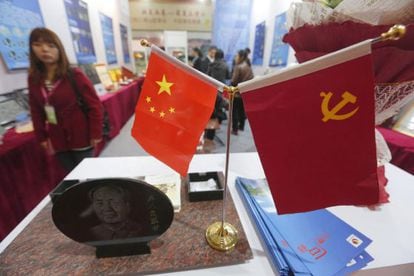 La bandera de china, la comunista y un recuerdo de Mao en una exposición.