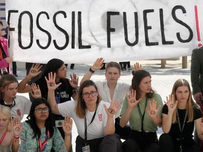 Un grupo de activistas pedían este martes el fin de los combustibles fósiles en una protesta en la COP28, en Dubái.