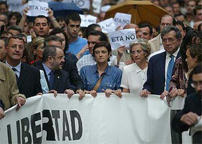 Cabecera de la manifestación en Pamplona, en la que se encontraban las dos viudas de los agentes asesinados.