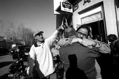 Dos hombres se abrazan en el exterior del bar de Balaguer, Lleida, dónde tocó en 1999.