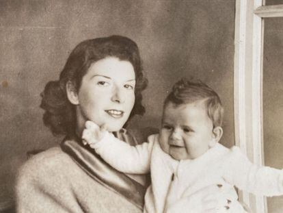 Gertrud Erdstein y su hija en 1946.